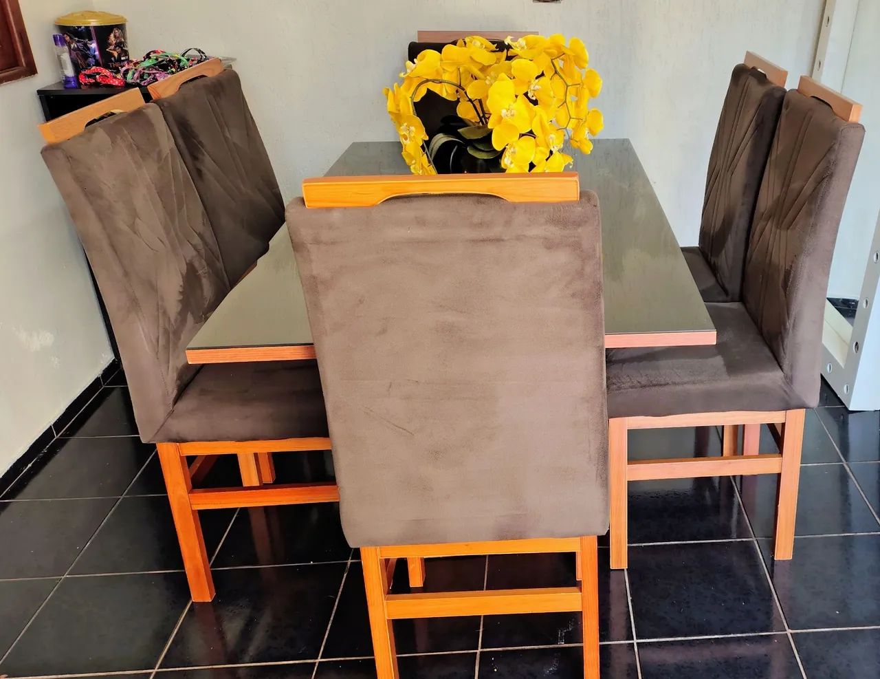 Mesa tampo de vidro com 6 cadeiras de madeira  - Foto 3