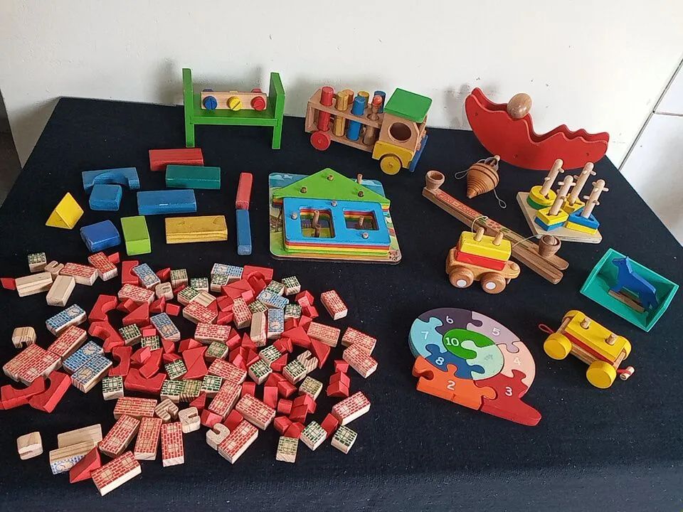  LOTE DE BRINQUEDOS EDUCATIVOS DE MADEIRA 