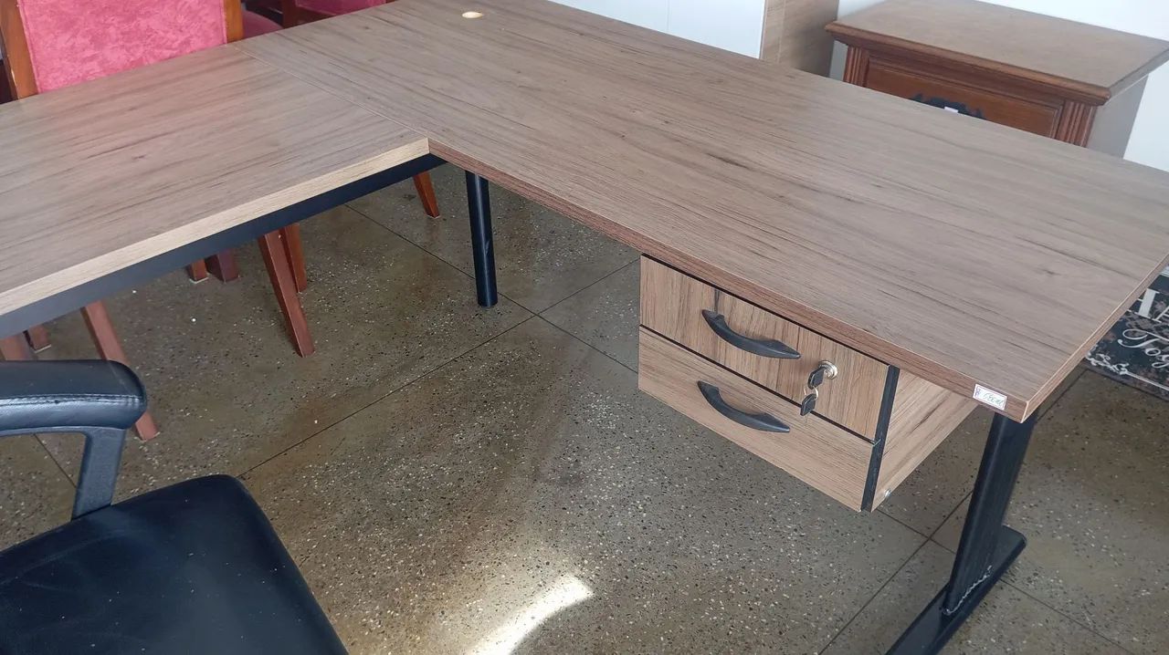 Mesa de escritório L  duas gavetas 
