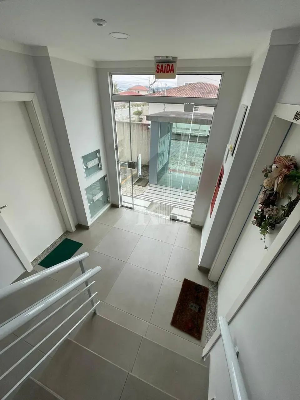 Apartamento semi mobiliado para locação com 02 dormitórios, vaga de garagem e churrasqueir - Foto 3