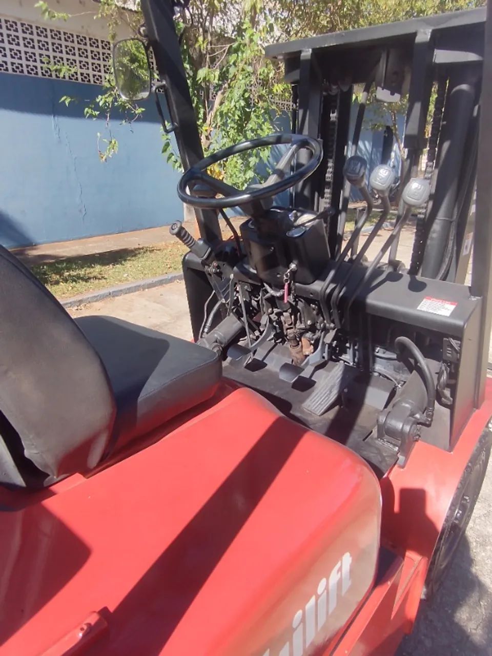 Empilhadeira Tailift 2,5T * Motor Nissan * Torre triplex  - Foto 4