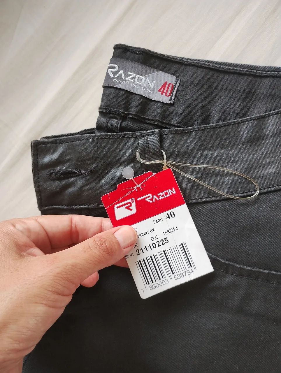 Calça Jeans tipo Couro Razon Nova  - Foto 2