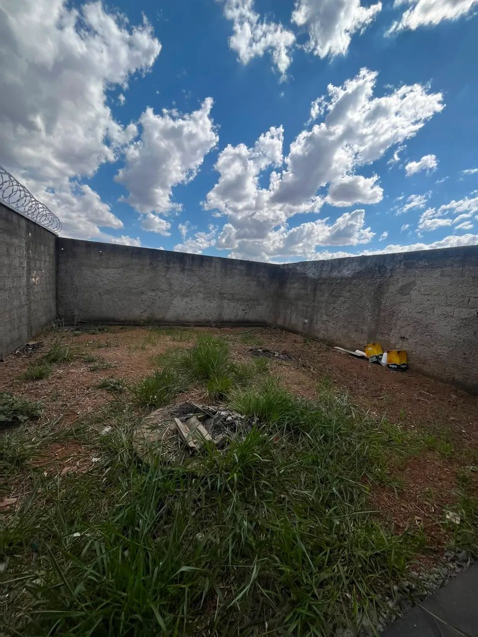 Vende-se casa usada com 2 quartos sendo 1 suíte, sala, cozinha com balcão, quintal!! - Foto 4