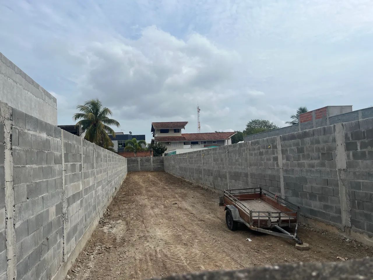 Excelente terreno plano, todo murado 