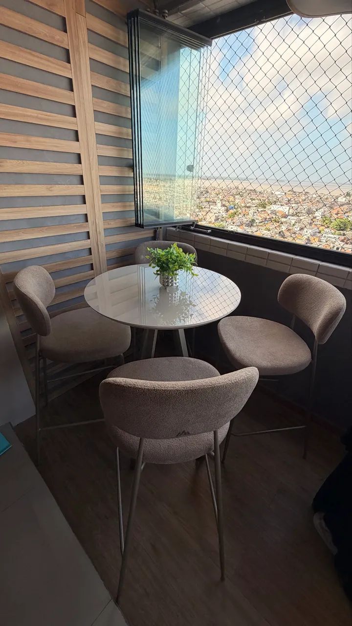 Mesa bistrô em aço comprada na Jacaúna 