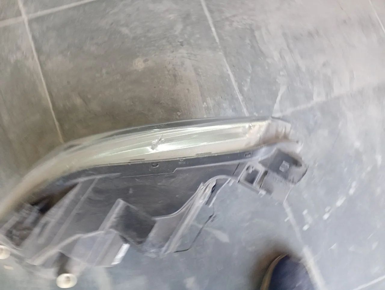 Farol do Tracker 2019 2022 2025 lado esquerdo original  - Foto 3