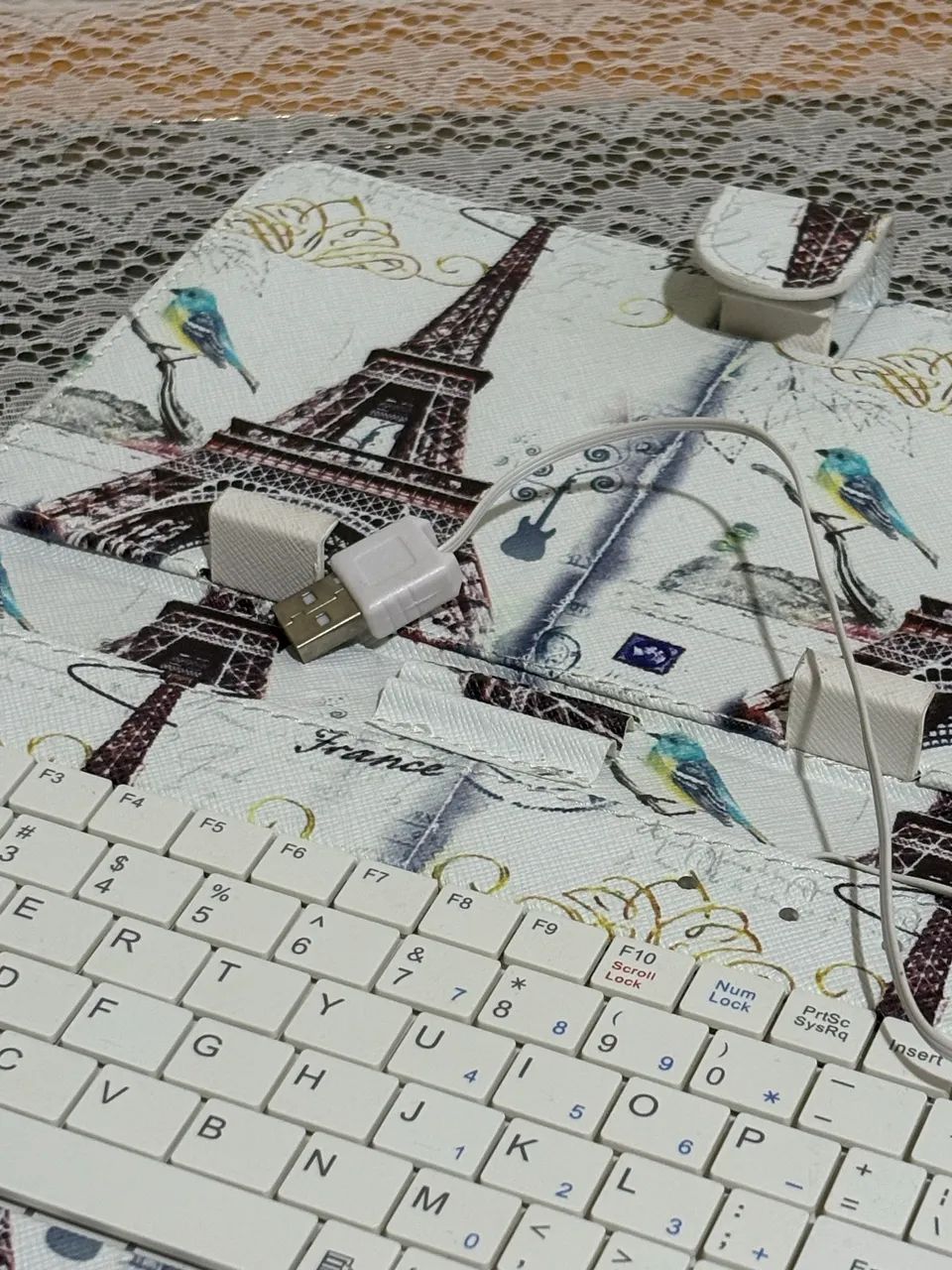 Capa com Teclado para Tablet - Estampa Paris / Torre Eiffel - Foto 2