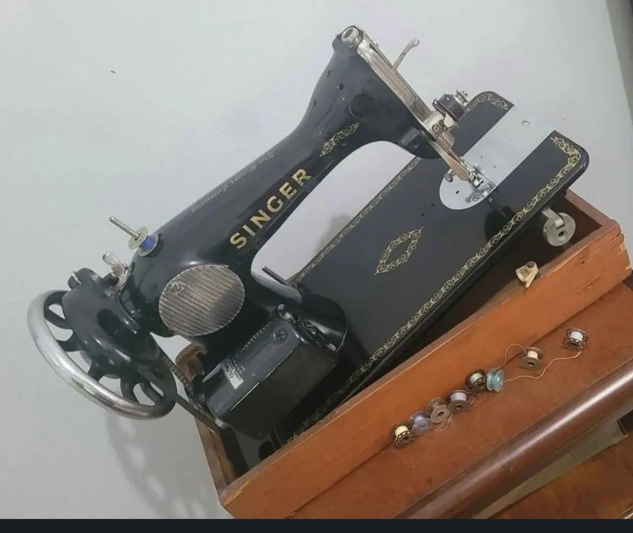 SINGER - Antiga Máquina Costura c/ Base em Madeira, ricamente trabalhada, - Foto 2