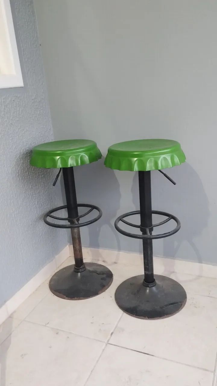 2 Bancos de Bar estilo "Tampa de Garrafa" Verde