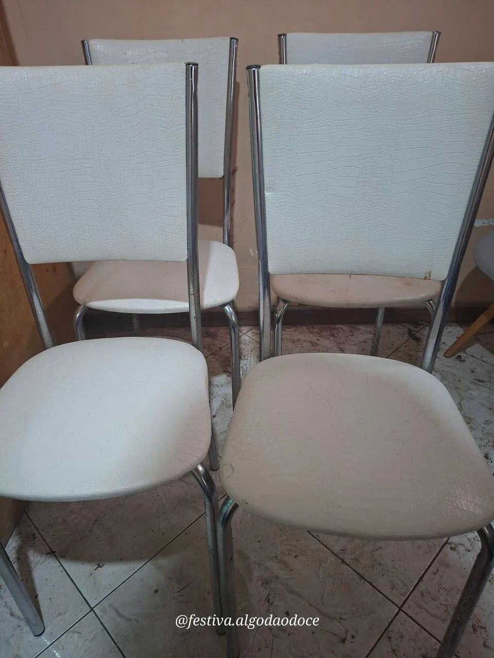 Conjunto cadeiras de ferro com forro corrido branco  - Foto 3