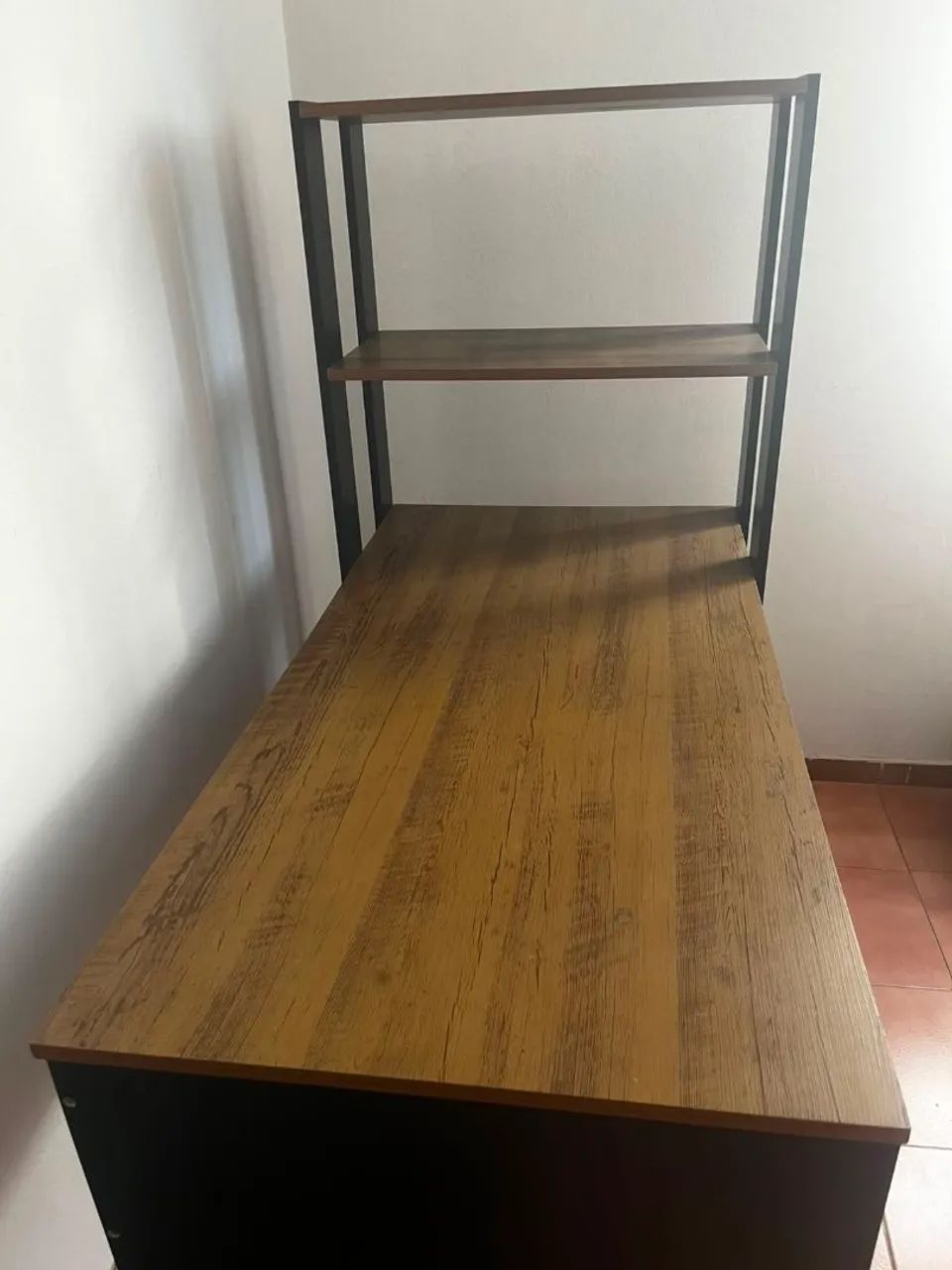 Mesa de escritório usada com prateleiras - Foto 3