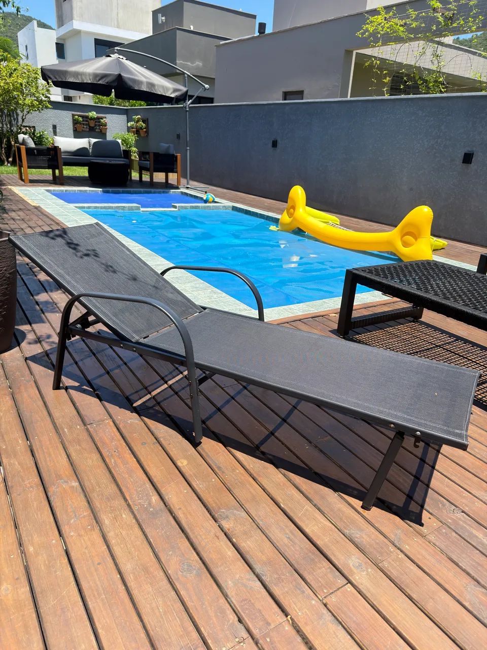  2 Espreguiçadeiras pretas área de lazer  - Foto 3