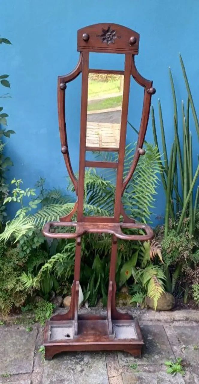 Impressionante chapeleiro de madeira nobre muito antigo