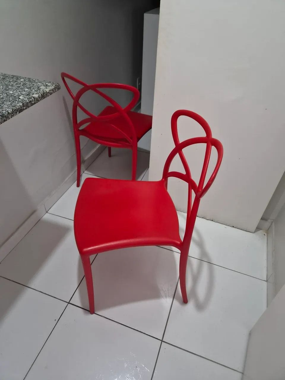 Cadeira vermelha de plástico  - Foto 2