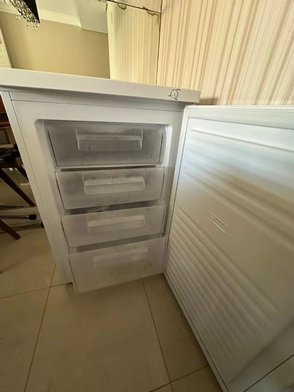 Freezer vertical EOS 85 litros branco 220v - Foto 3