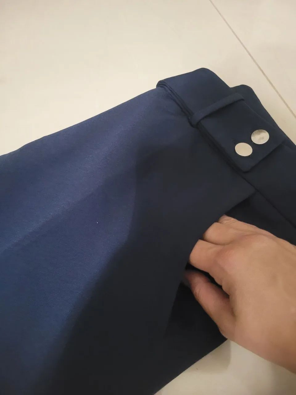 Calça social azul marinho com elastano, detalhes no cos com botões e cinto.  - Foto 2