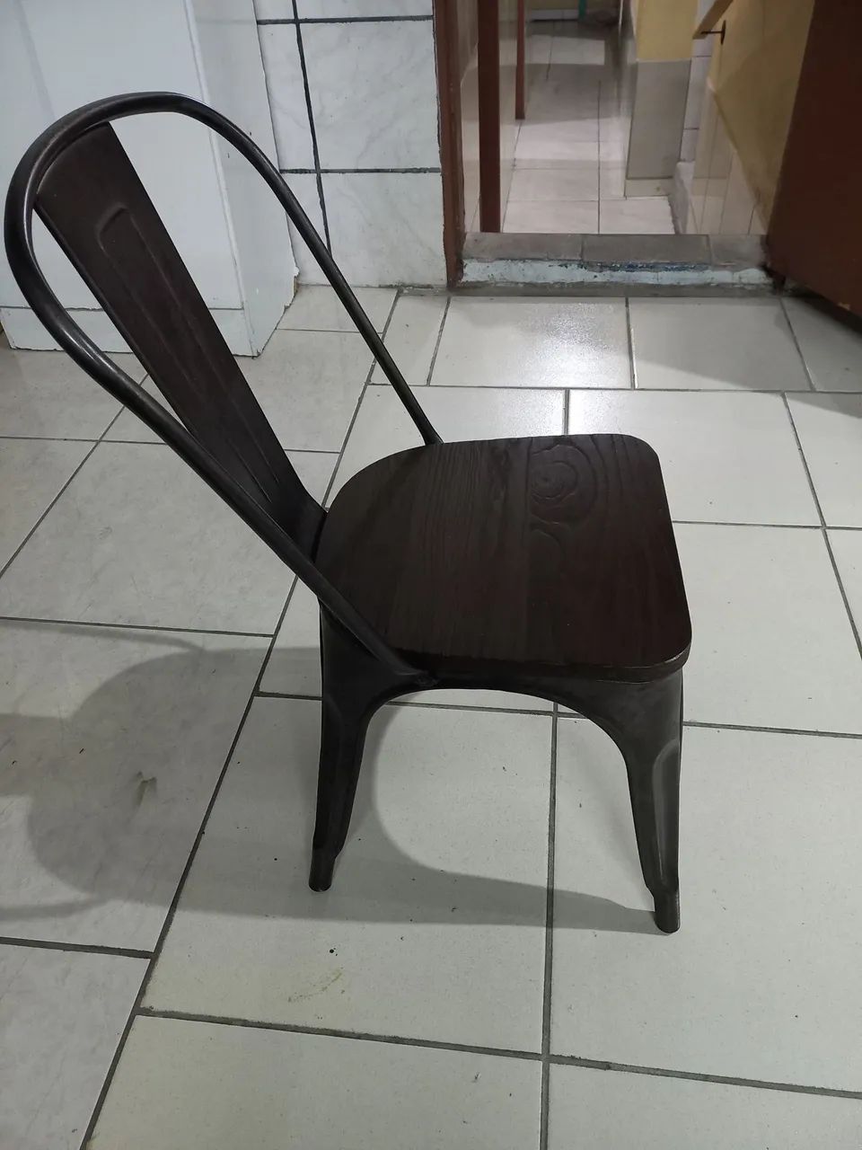 Cadeira de metal com design moderno - Foto 3