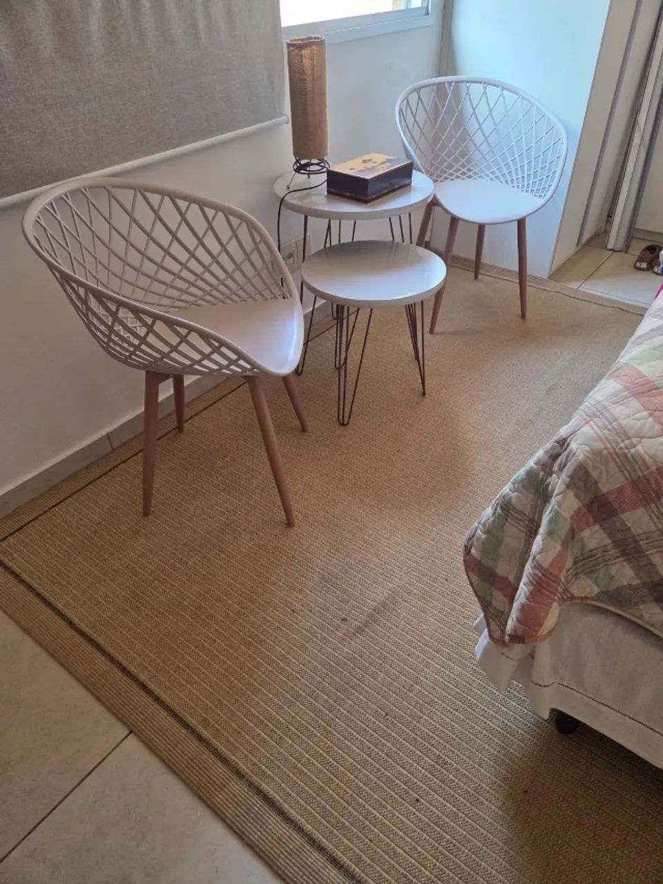 Conjunto de Cadeiras e Mesinhas de Design ? modernas e impecáveis - Foto 2