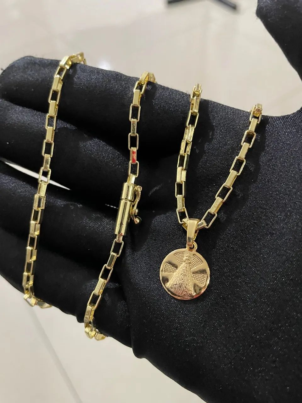 Corrente e Pingente Moeda Antiga Banhada A Ouro