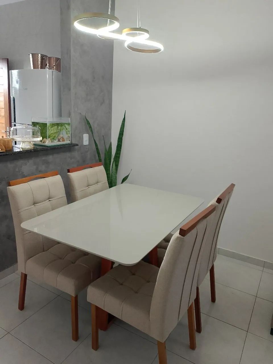 Mesa de jantar 4 cadeiras em madeira 