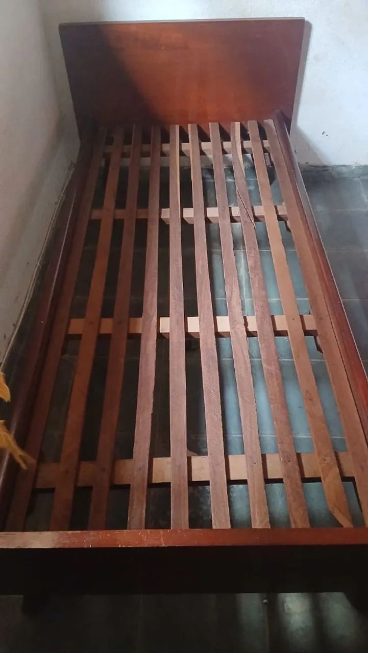 Cama de madeira maciça 