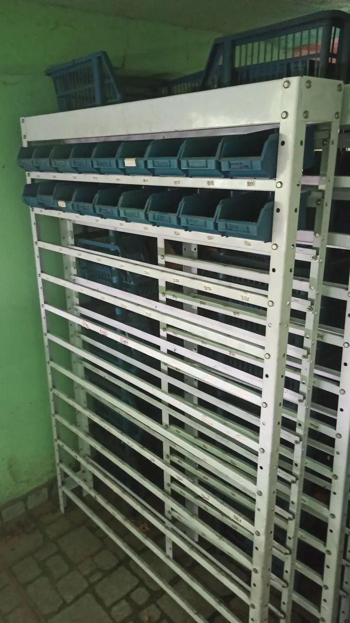 Gaveteiro de ferro com 108 caixinhas.