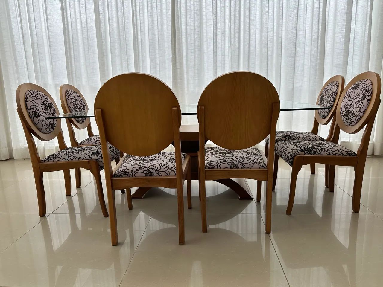 Mesa de jantar com 6 cadeiras e aparador. Madeira maciça! - Foto 4