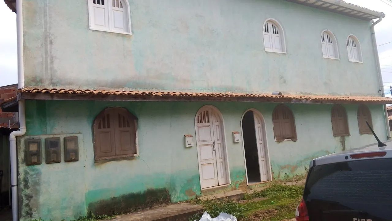 Aluga se uma casa no pavimento superior com