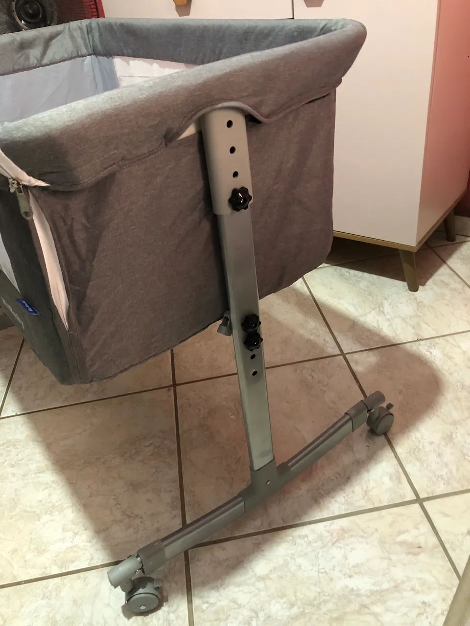 Berço Moisés Kababy acopla na cama cinza - Foto 3