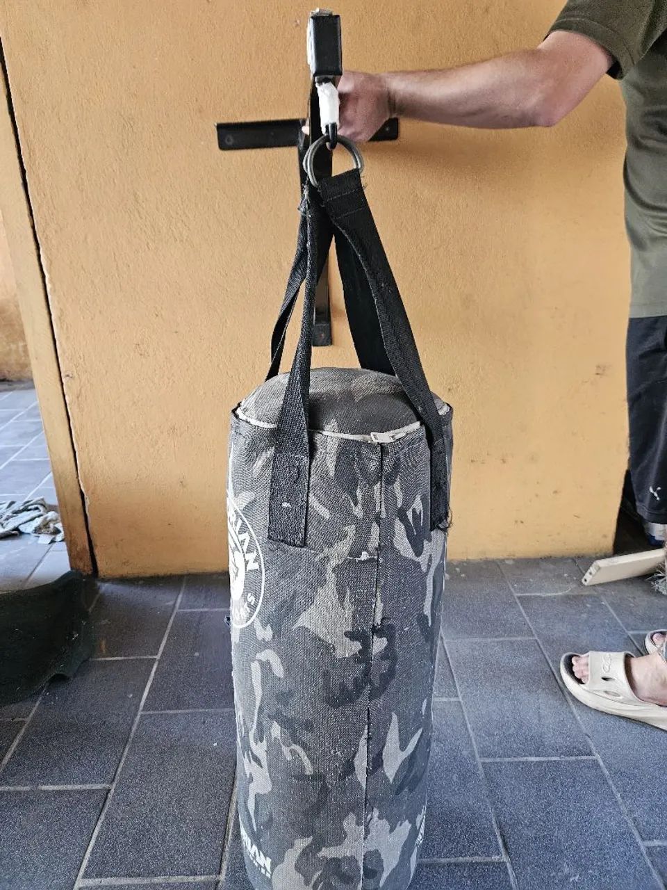 Vendo saco de boxe com braço  - Foto 2