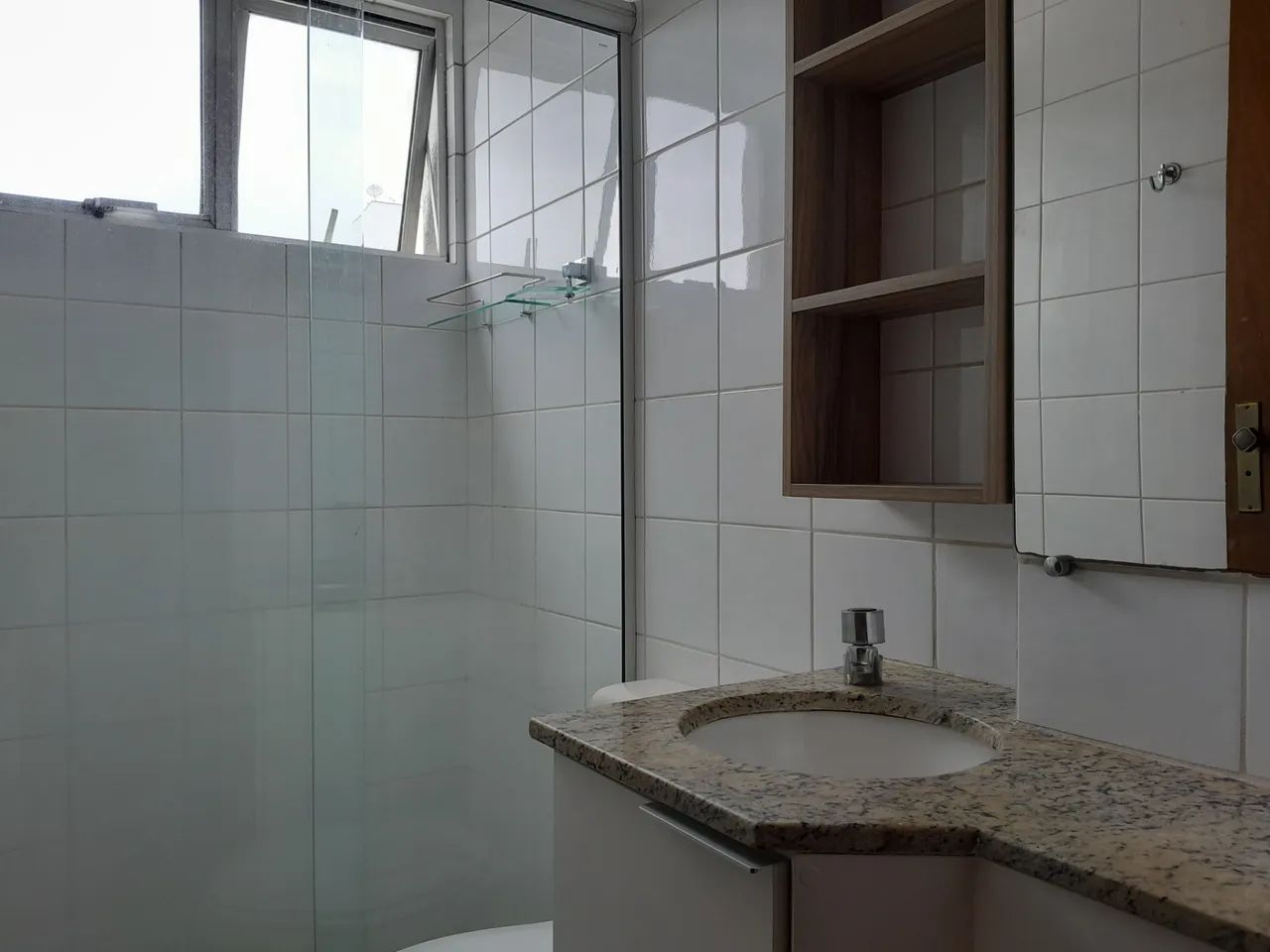 Mobiliado, com varanda e vaga para locação - Foto 5