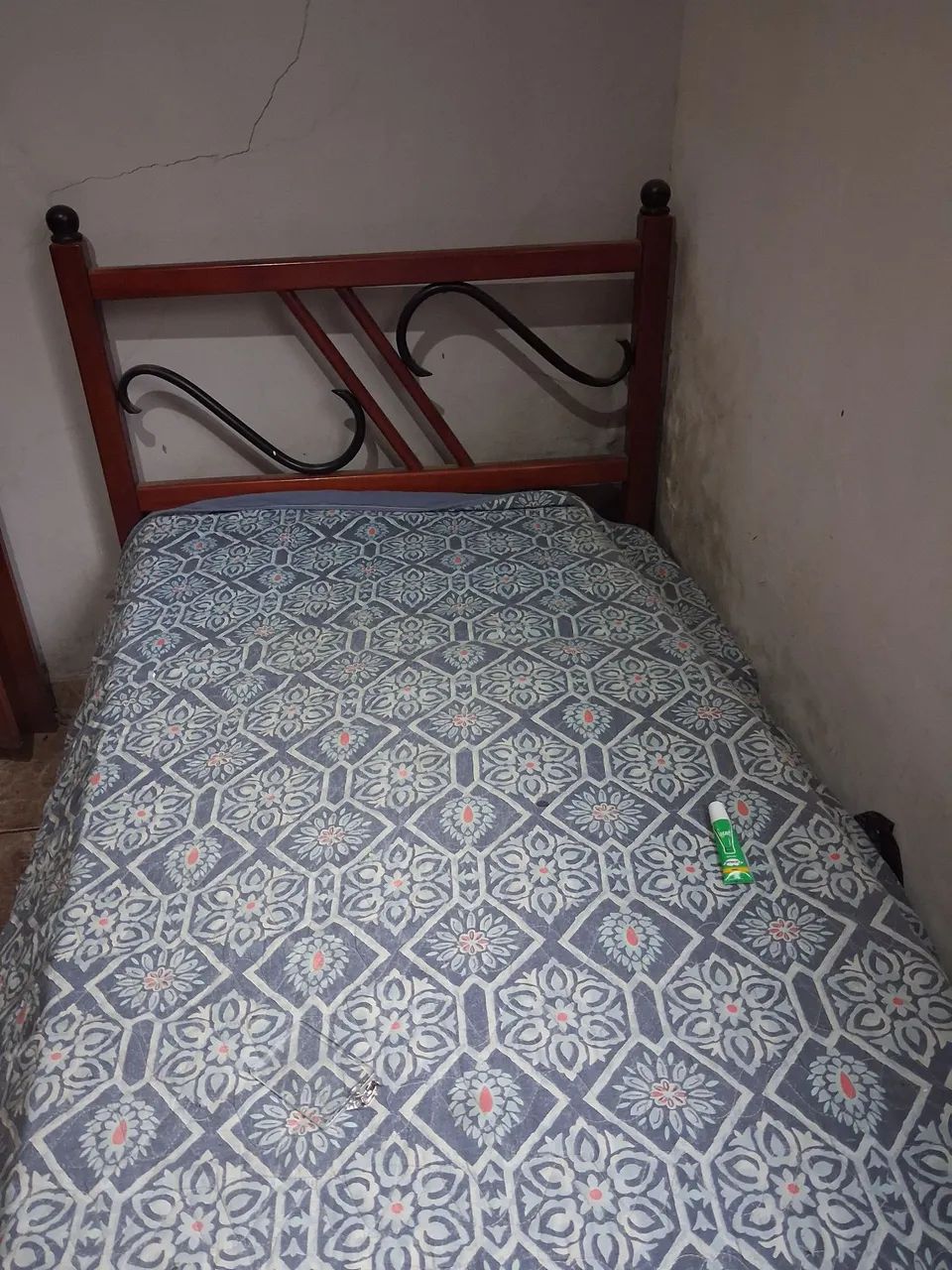 Cama madeira com ferro