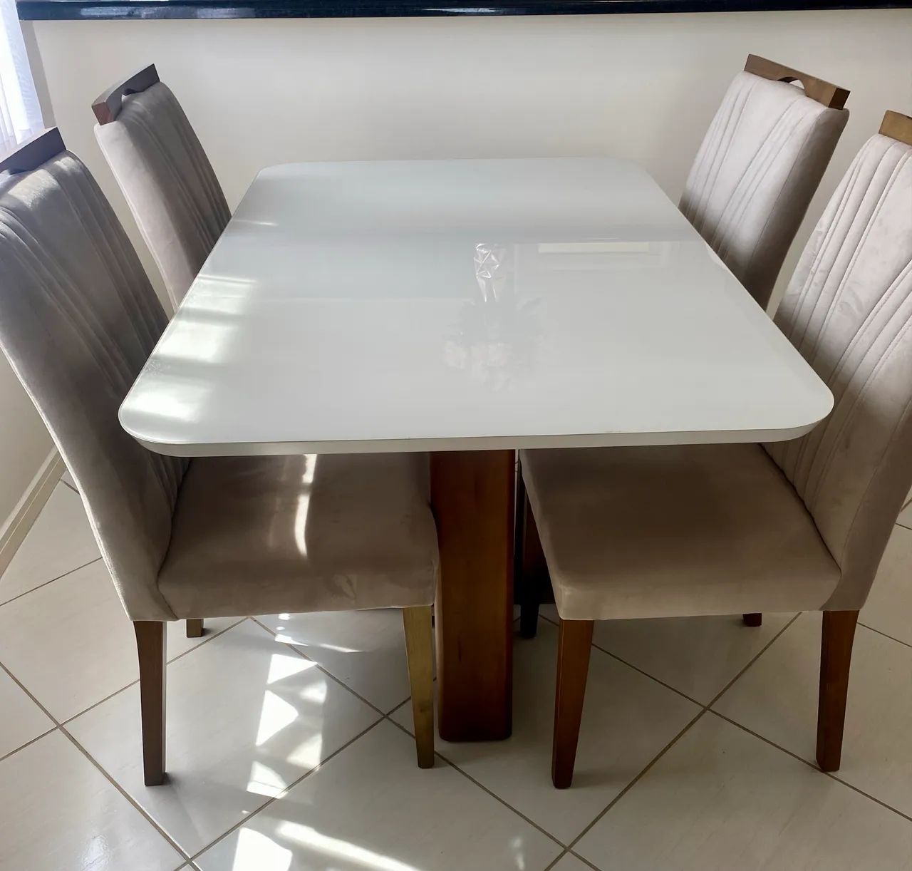 Mesa com 4 cadeiras - Madeira com tampa de vidro  - Foto 5