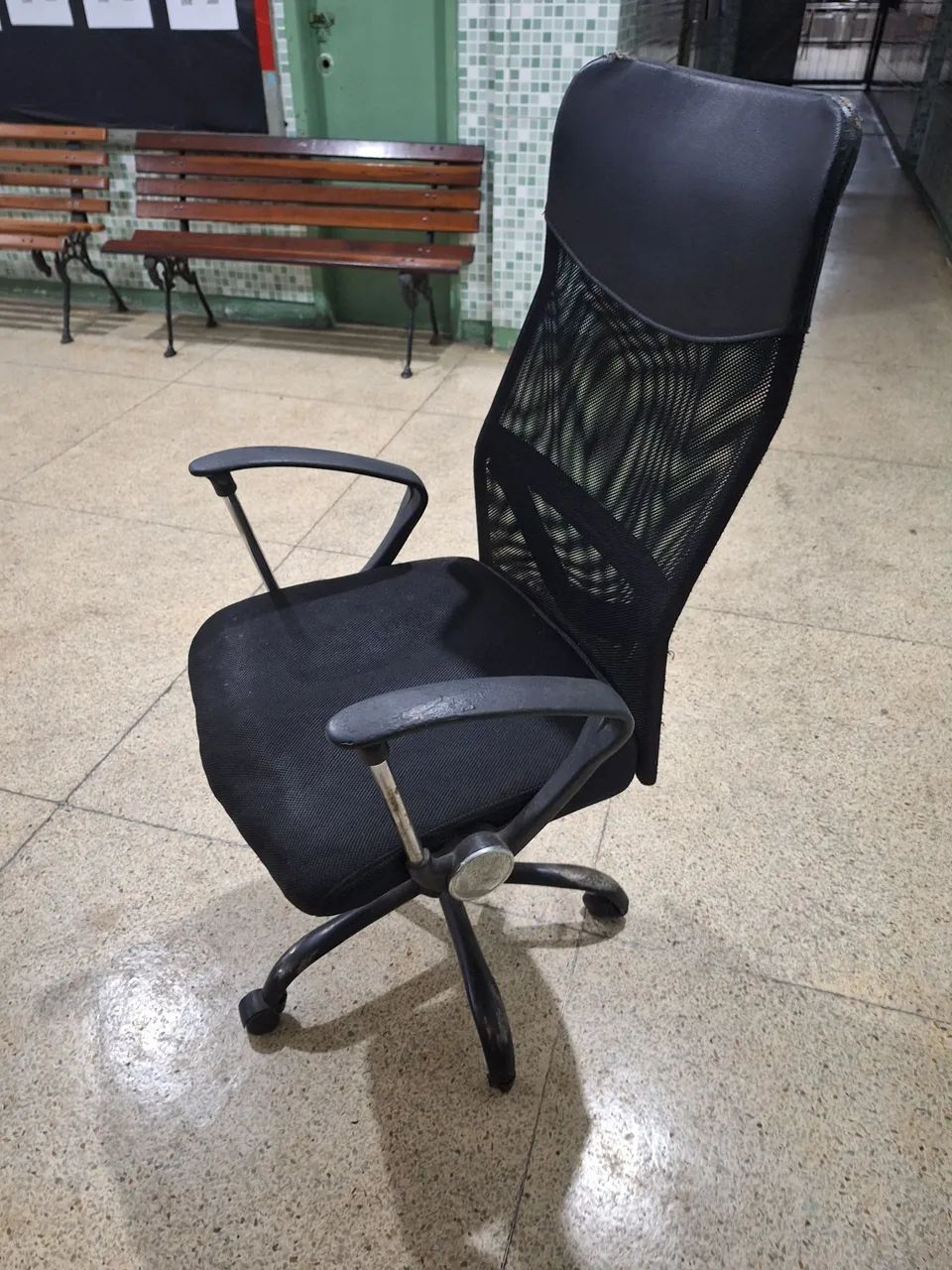 São 2 cadeiras giratórias escritório pelo valor do anúncio  - Foto 3