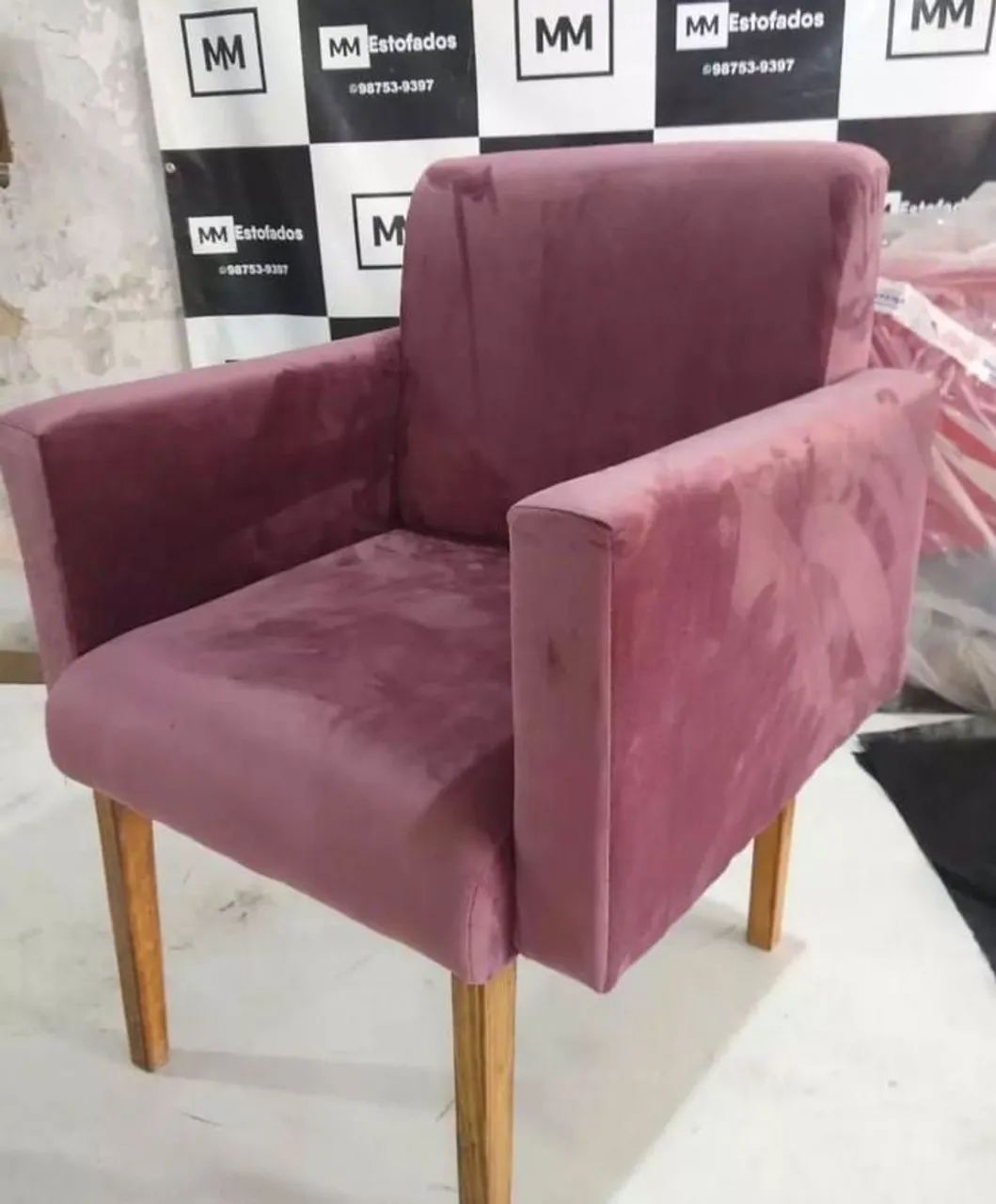 Poltrona decorativa pés de madeira maciça  - Foto 2