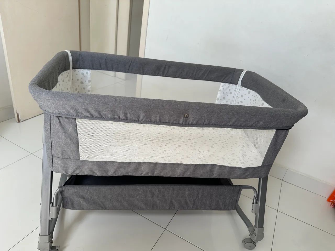 Berço Portátil Moises Co-bed Com Balanço Mosquiteiro e Cesto Cinza - Kababy - Foto 2