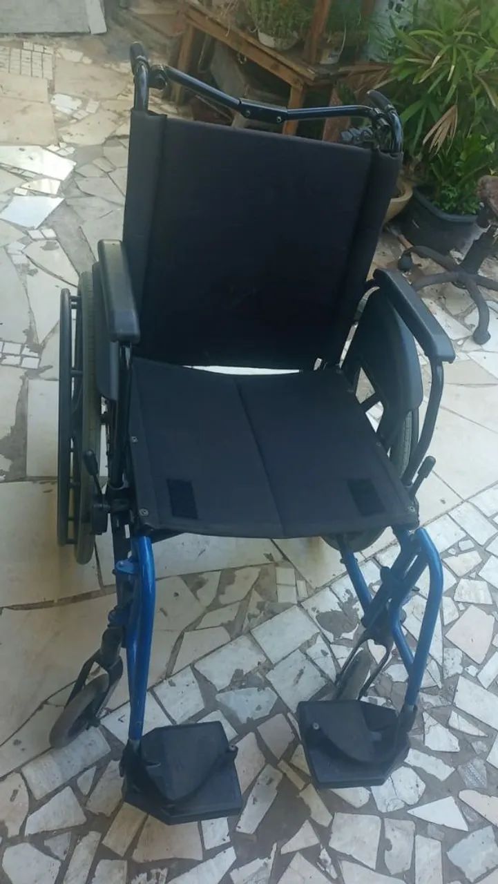 Cadeira de rodas grande  semi nova  - Foto 2