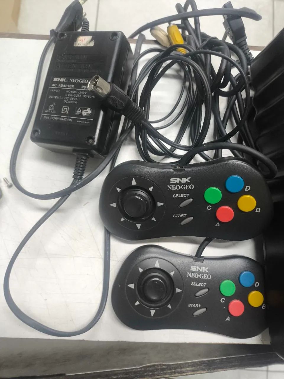 Neo Geo Cd com 2 controle e 2 jogos originais - Consoles de Vídeo