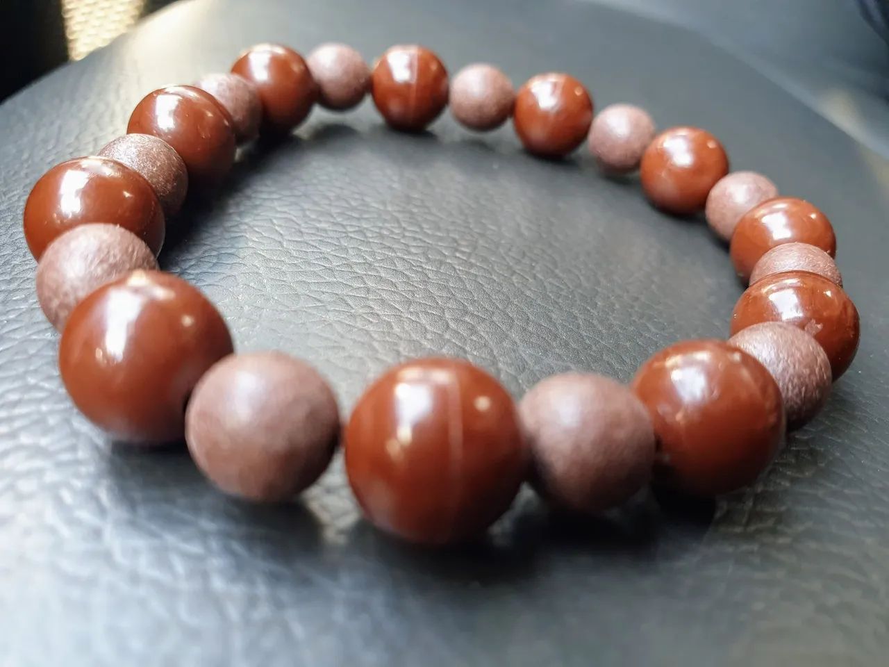 Pulseira de contas marrom