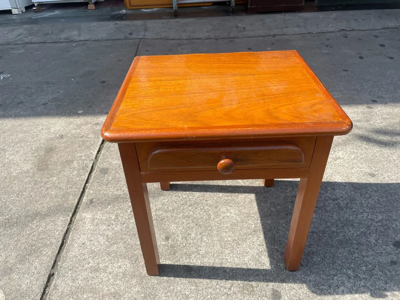Mesa de cabeceira de madeira castanha - Foto 2