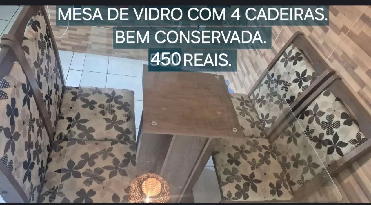 Mesa de vidro com 4 cadeiras.