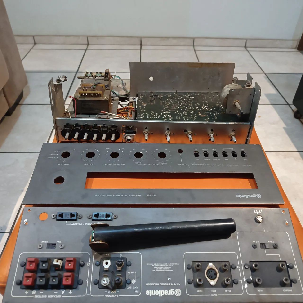 Chassis e painel frontal e traseiro do receiver gradiente S-95 (sucata).