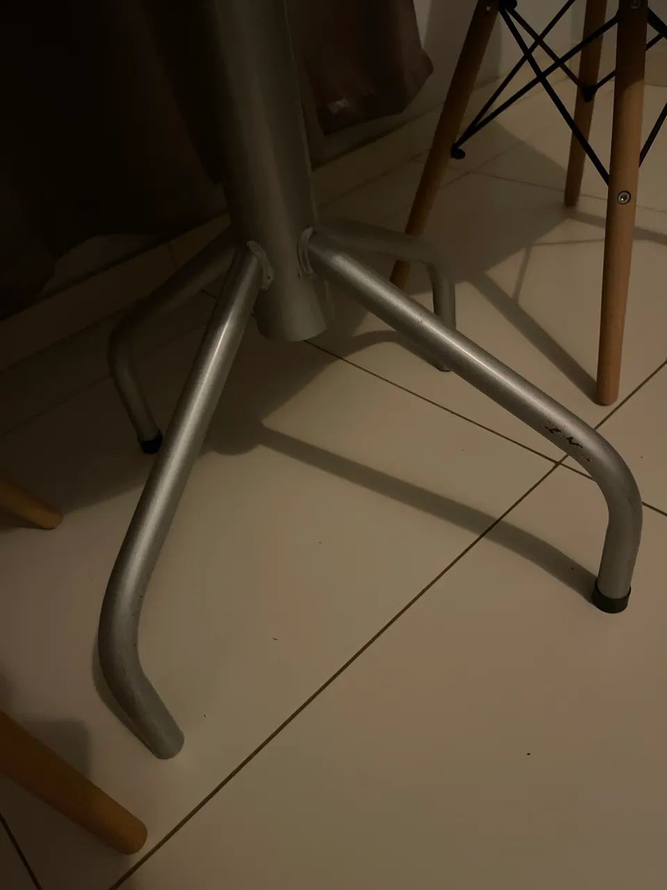 Mesa de jantar com 2 cadeiras - Foto 4