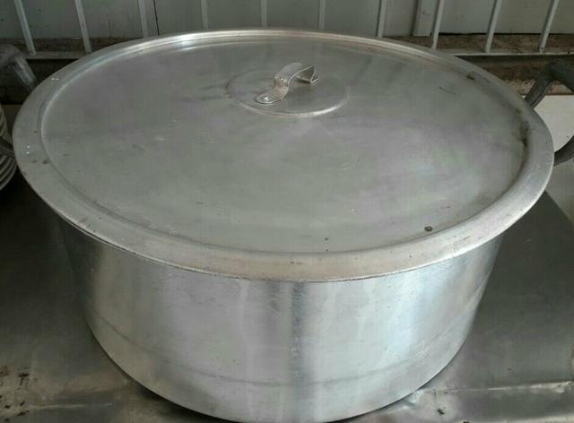 Vendo panela grande de alumínio - ótimo estado! - Foto 2
