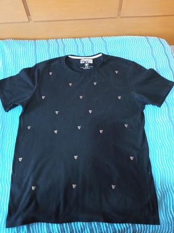 camiseta azul marinho usada