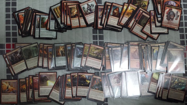 Baralho vermelho de Magic com cartas artefatos - Foto 2