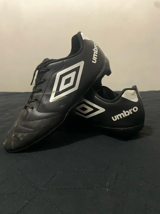 chuteira umbro básica