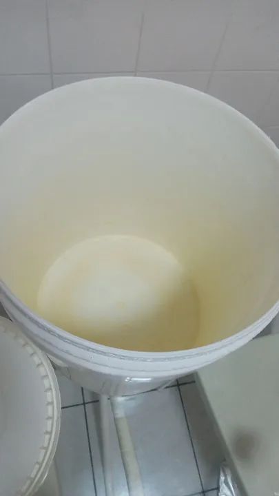 Balde alimentício 30 litros com furo - Foto 4