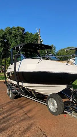 Lancha Focker 215 cabinada impecável