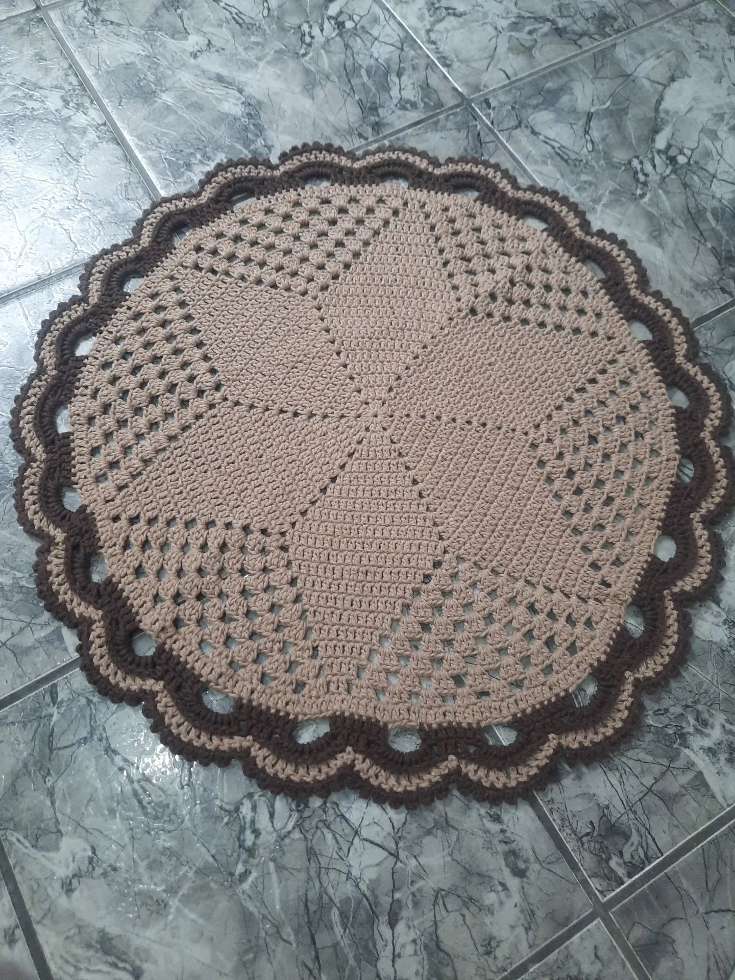 Tapete ou Centro de mesa de crochê marrom